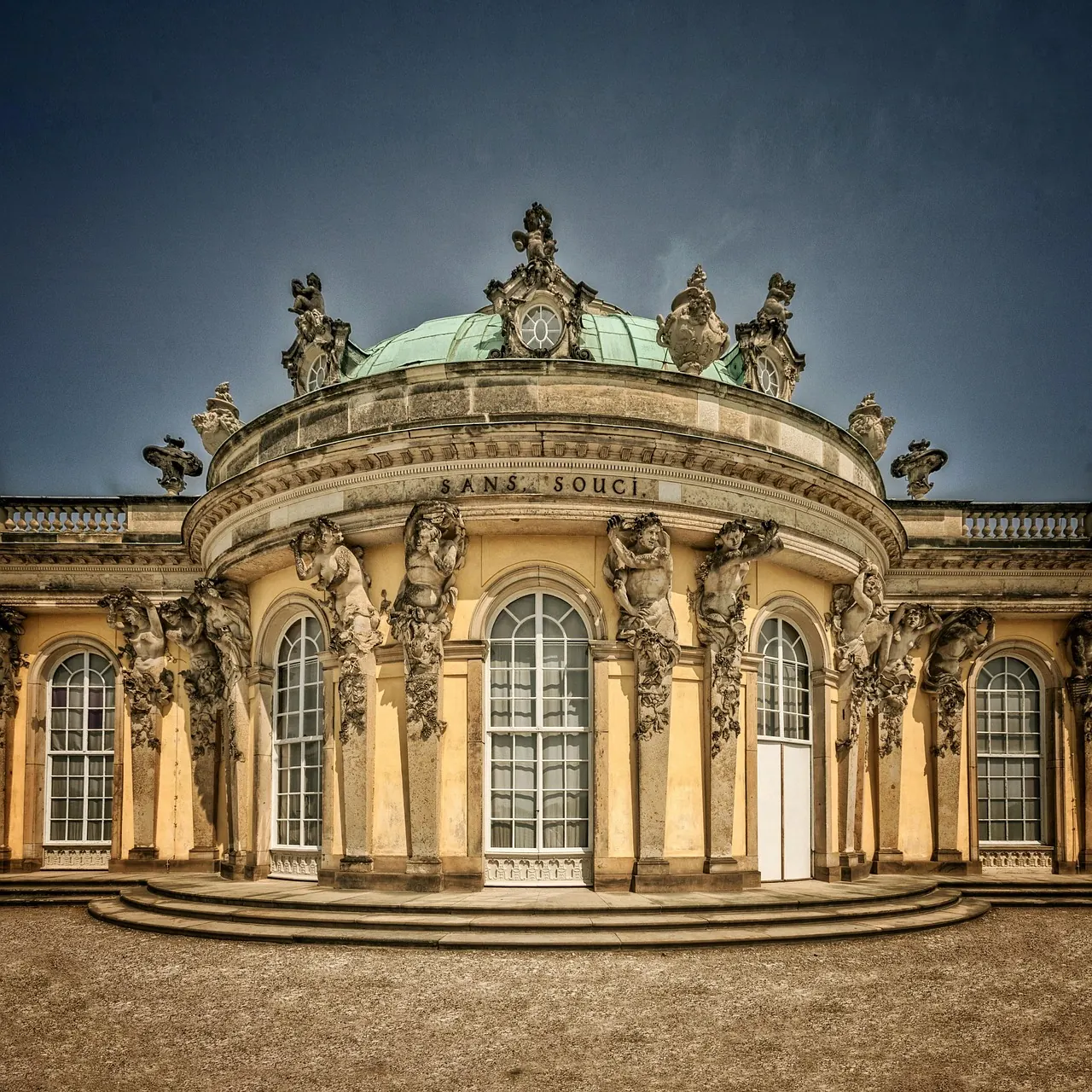 Schloss Sanssouci in Potsdam bei strahlendem Sonnenschein